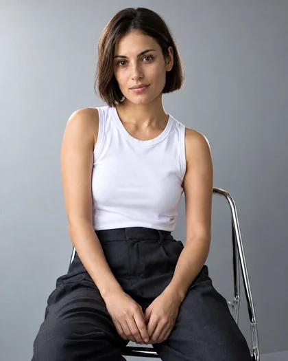 Portrait guide example: clean studio